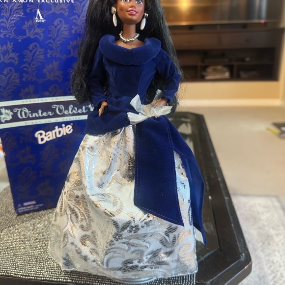 1995 Avon Exclusive African American Holiday Barbie – Winter Velvet - Picture 4 of 5